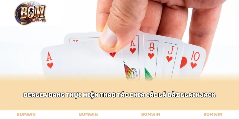 Dealer đang thực hiện thao tác chia các lá bài Blackjack