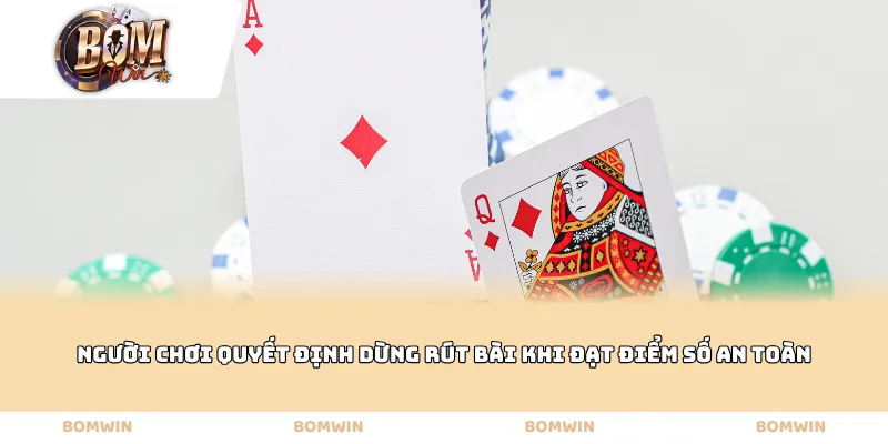 Người chơi quyết định dừng rút bài khi đạt điểm số an toàn